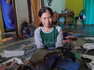 Kerajinan Kipas Lipat-Dompet di Polanharjo Klaten Terjual sampai Bali Kerajinan Kipas Lipat-Dompet di Polanharjo Klaten Terjual sampai Bali