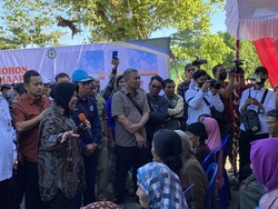 Beri Bantuan Operasi di Kalsel, Risma Ingatkan Katarak Penyakit Turunan