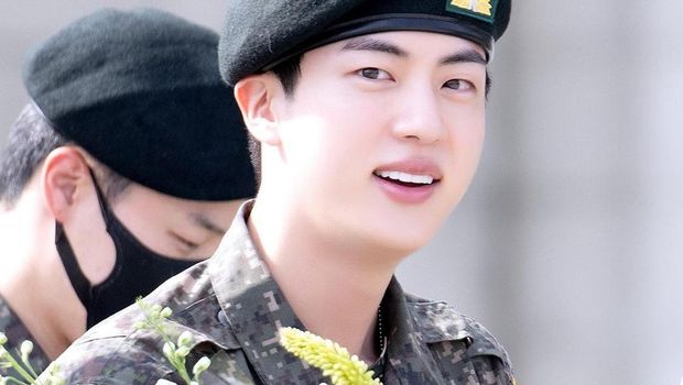 Momen Jin selesai wamil, disambut member BTS