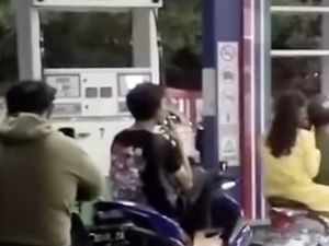 Santainya Pria Merokok Sambil Antre Isi Bensin di SPBU Gowa Santainya Pria Merokok Sambil Antre Isi Bensin di SPBU Gowa