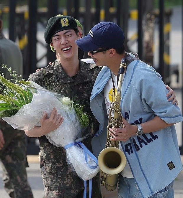 Momen RM memainkan saksofon untuk Jin BTS (Foto: Instagram @rkive)