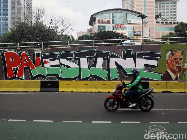 Mural Dukung Palestina Mejeng di Flyover Jl S Parman