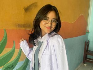 5 Potret Gemas Nayla Denny Purnama Berseragam Sekolah 5 Potret Gemas Nayla Denny Purnama Berseragam Sekolah