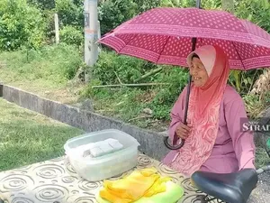 Nenek 82 Tahun Ini Bahagia Jualan Kue dengan Hasil Rp 34.500 Sehari Nenek 82 Tahun Ini Bahagia Jualan Kue dengan Hasil Rp 34.500 Sehari