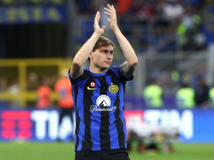 MILAN, ITALY - MAY 19: Nicolo’ Barella of FC Internazionale during the Serie A TIM Scudetto title trophy presentation at full-time following the team's draw in the Serie A TIM match between FC Internazionale and SS Lazio at Stadio Giuseppe Meazza on May 19, 2024 in Milan, Italy. (Photo by Marco Luzzani/Getty Images)