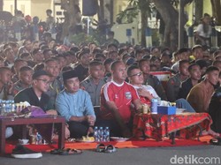 Pesan Pilkada Damai Saat Nobar Indonesia Vs Filipina di Kota Pasuruan