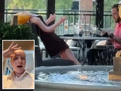 Pelayan Ini Dipecat Gegara Videokan Pengunjung yang Makan Bareng Boneka