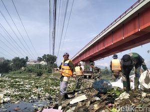 Pembersihan Sampah di Jembatan Sapan Sudah 75%, Target Tuntas 7 Hari
