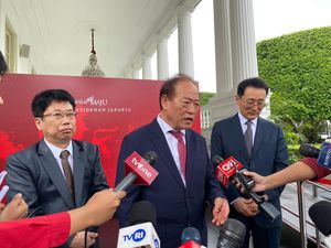 Pengusaha Korsel Temui Jokowi Jajaki Investasi Penyuling Minyak Pengusaha Korsel Temui Jokowi Jajaki Investasi Penyuling Minyak