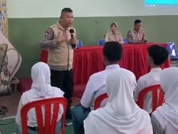 Polisi Beri Psikoedukasi ke Pelajar Probolinggo untuk Stop Bullying