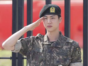 Jin BTS Ungkap Kisah di Balik Layar Peluk 1.000 ARMY Usai Wamil, Ternyata... Jin BTS Ungkap Kisah di Balik Layar Peluk 1.000 ARMY Usai Wamil, Ternyata...
