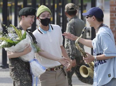 Potret Jin BTS Bebas Tugas Wamil, Langsung Disambut RM Cs