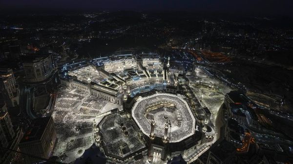 Potret Masjidil Haram Menyala Terang Dipadati Jemaah Haji
