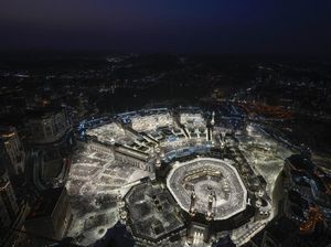 Potret Masjidil Haram Menyala Terang Dipadati Jemaah Haji