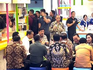 Momen Jokowi Jajan Es Krim di Jakarta Fair 2024