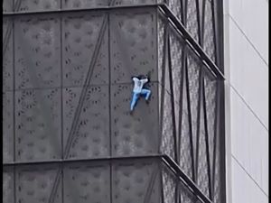Aksi Nekat Pria Panjat Gedung Tinggi Tanpa Alat Pengaman Aksi Nekat Pria Panjat Gedung Tinggi Tanpa Alat Pengaman