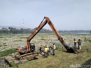 Pulau Sampah yang Muncul Lagi di Sungai Citarum, Ini 5 Faktanya Pulau Sampah yang Muncul Lagi di Sungai Citarum, Ini 5 Faktanya