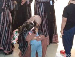 Tangis Ria Ricis Pecah Tinggalkan Moana saat Berangkat Haji