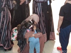 Tangis Ria Ricis Pecah Tinggalkan Moana saat Berangkat Haji