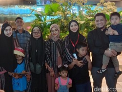 Momen Haru Keberangkatan Haji Oki Setiana Dewi, Shindy Putri, dan Ria Ricis