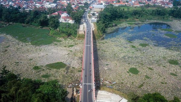 Foto-foto Terkini Endapan Sampah di Sungai Citarum