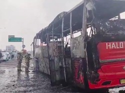 Kebakaran Bus di Tol Wiyoto Wiyono Padam, Lalin Masih Macet