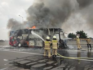Operator Buka Suara soal Bus Terbakar Dekat GT Pisangan Operator Buka Suara soal Bus Terbakar Dekat GT Pisangan