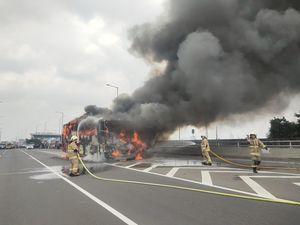 Bus Pariwisata Terbakar di Tol Arah Tanjung Priok Berawal dari Ban Pecah