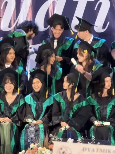 Segera Jadi Anak Kuliahan, Ini 7 Potret Wisuda Anak Sulung Tampan Nana Mirdad