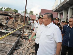 Pj Gubernur Riau Salurkan Bantuan ke Warga Terdampak Kebakaran di Rohul