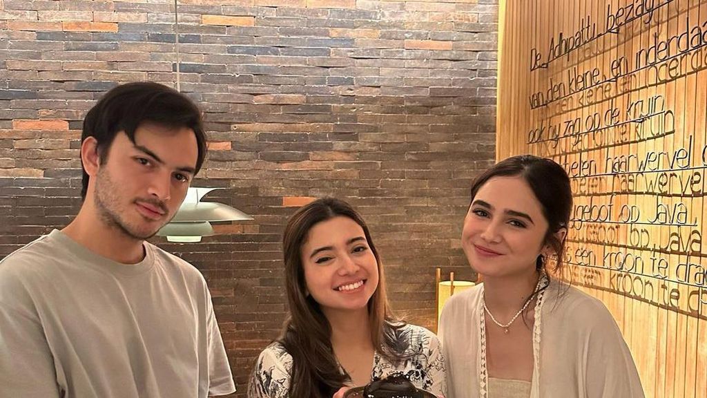 Kenangan Syifa Hadju saat Makan Bareng Rizky Nazar dan Keluarga Kenangan Syifa Hadju saat Makan Bareng Rizky Nazar dan Keluarga