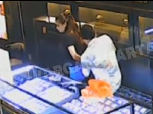 Polisi Tangkap Rampok Bersajam Gasak 18 Jam Mewah Rp 14 Miliar di PIK Polisi Tangkap Rampok Bersajam Gasak 18 Jam Mewah Rp 14 Miliar di PIK