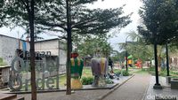 Keren! Tempat Pembuangan Sampah di Semper Barat Disulap Jadi Taman Ondel-ondel