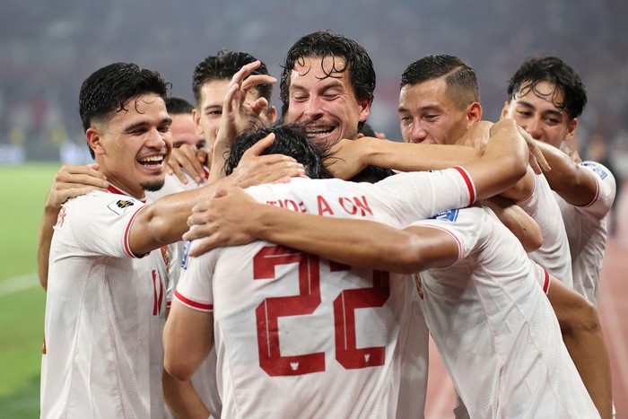 JAKARTA, INDONESIA - JUNE 11: Rizky Ridho of Indonesia celebrates after scoring the teams second goal with teammate during the FIFA World Cup Asian second qualifier Group F match between Indonesia and Philippines at Gelora Bung Karno Stadium on June 11, 2024 in Jakarta, Indonesia. (Photo by Robertus Pudyanto/Getty Images)