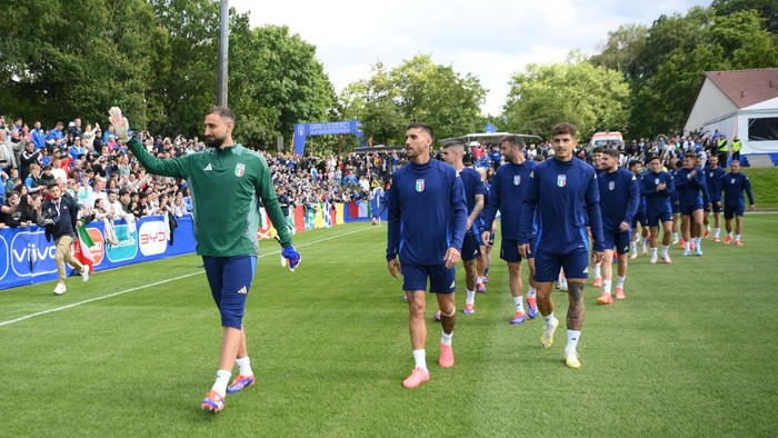 ISERLOHN, GERMANY - JUNE 11: Players of Italy arrives before a Italy training session at Hemberg-Stadion on June 11, 2024 in Iserlohn, Germany. (Photo by Claudio Villa/Getty Images for FIGC)