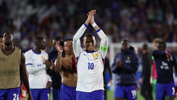 Frances forward #10 Kylian Mbappe (C) acknowledges the crowd at the end of the International friendly football match between France and Canada at the Matmut Atlantique stadium in Bordeaux, on June 9, 2024. (Photo by ROMAIN PERROCHEAU / AFP)