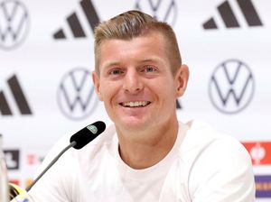 Kelakar Joselu Mau Pensiunkan Toni Kroos Lebih Cepat Kelakar Joselu Mau Pensiunkan Toni Kroos Lebih Cepat