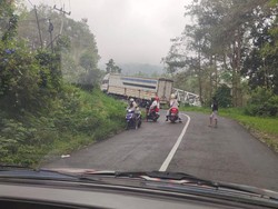 Gegara Google Map, Truk Tronton Muat Meubel Hampir Masuk Jurang di Magetan