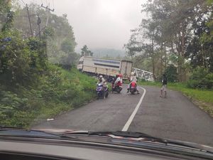Gegara Google Map, Truk Tronton Muat Meubel Hampir Masuk Jurang di Magetan Gegara Google Map, Truk Tronton Muat Meubel Hampir Masuk Jurang di Magetan