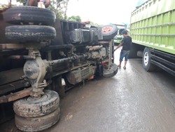 Truk Angkut Pakan Ternak Terbalik di Maros gegara Jalanan Licin