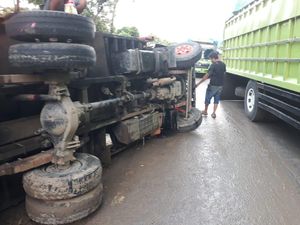 Truk Angkut Pakan Ternak Terbalik di Maros gegara Jalanan Licin Truk Angkut Pakan Ternak Terbalik di Maros gegara Jalanan Licin