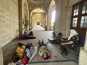 Warga India Rebahan di Koridor Kampus Saat Cuaca Panas Ekstrem