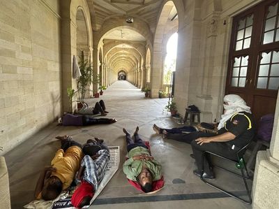 Warga India Rebahan di Koridor Kampus Saat Cuaca Panas Ekstrem