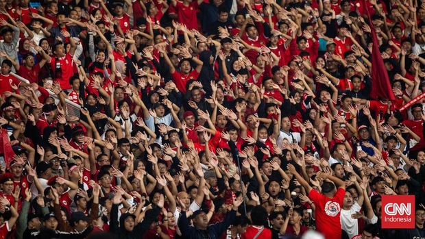 Aksi suporter Timnas Indonesia pada laga Indonesia vs Filipina di Stadion Utama Gelora Bung Karno, Kamis (11/6). (CNN Indonesia/Adi Ibrahim)