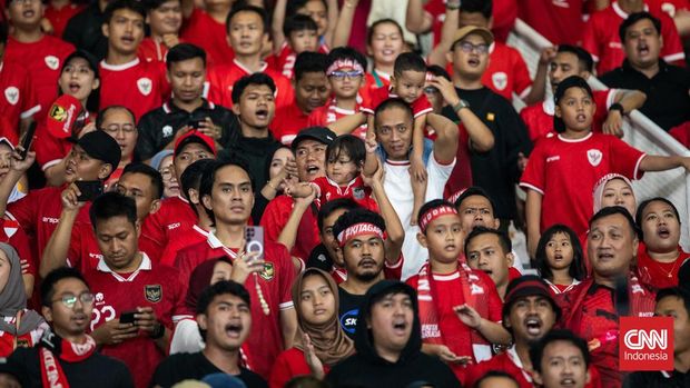 Aksi suporter Timnas Indonesia pada laga Indonesia vs Filipina di Stadion Utama Gelora Bung Karno, Kamis (11/6). (Indonesia/Adi Ibrahim)