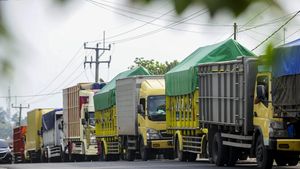 Antre Berjam-jam Demi Isi BBM Solar di Rangkasbitung
