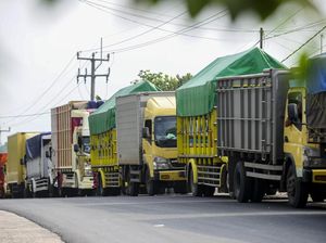 Antre Berjam-jam Demi Isi BBM Solar di Rangkasbitung Antre Berjam-jam Demi Isi BBM Solar di Rangkasbitung