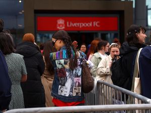 Antusias Swifties Berburu Merchandise The Eras Tour Liverpool Antusias Swifties Berburu Merchandise The Eras Tour Liverpool