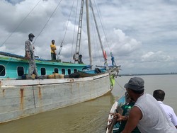 Bakamla Tangkap Kapal Bermuatan Kayu Ilegal di Laut Banda