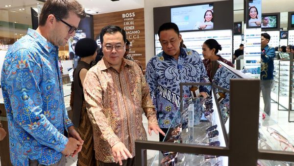 Bidik Pasar Asuransi Kacamata berskala Global